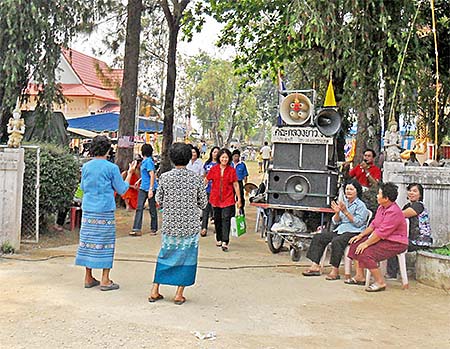 'A Very Noisy Temple Festival with many Big Loudspeakers in Chiang Khong' by Asienreisender